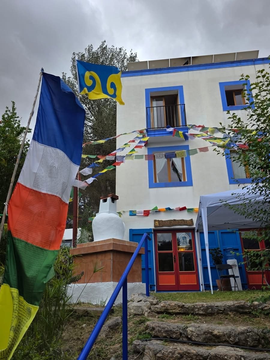 Fachada del centro con banderas de oracion