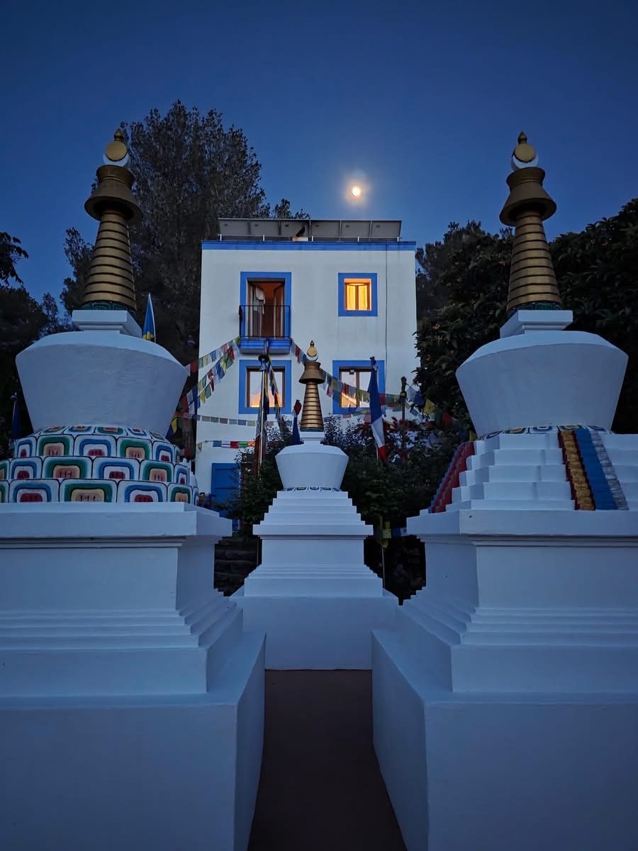 El centro al anochecer, con la luna entre las estupas