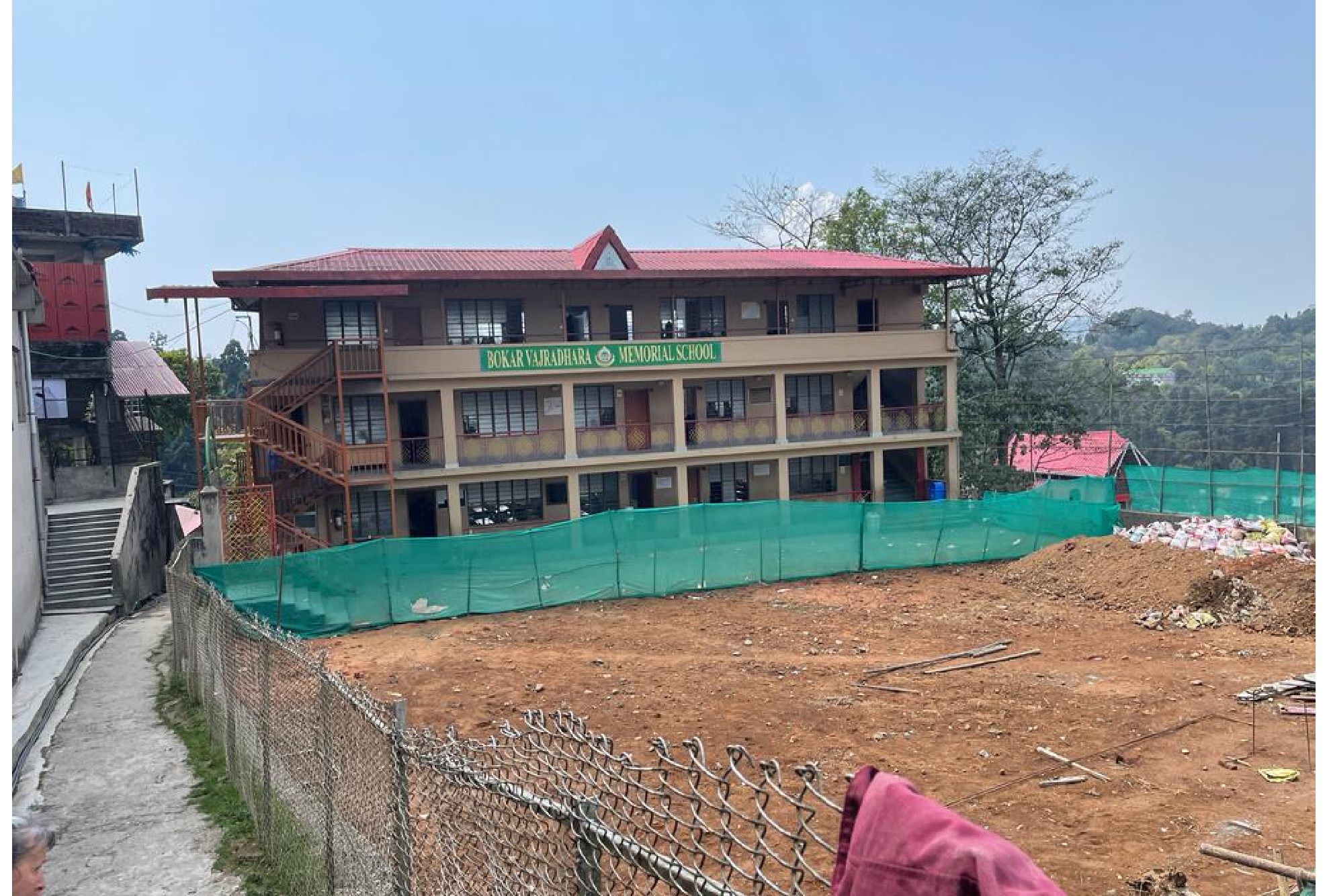 Fachada del Bokar Vajradhara Memorial School en Mirik, en obras de ampliación