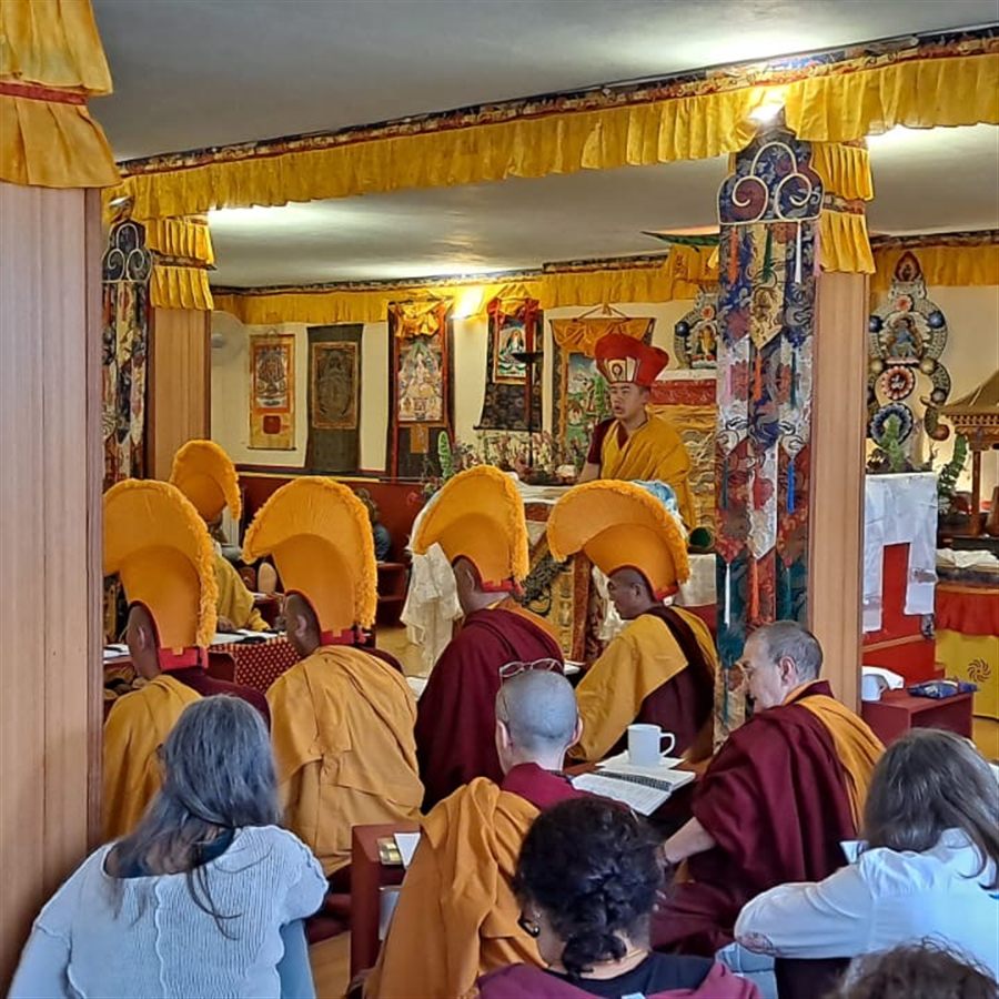 Una enseñanza en la gompa del centro