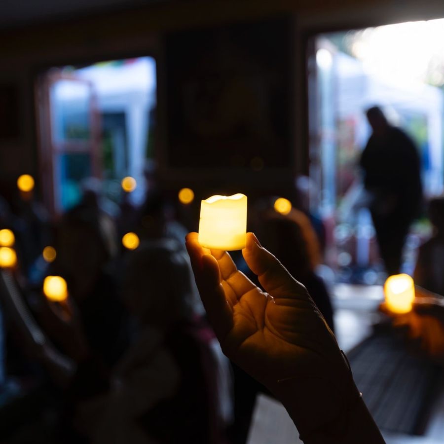 Vigilia de velas en una ceremonia