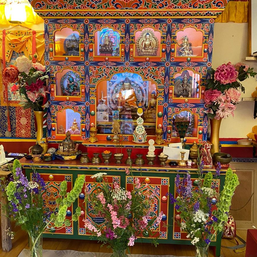 El altar del centro lleno de flores